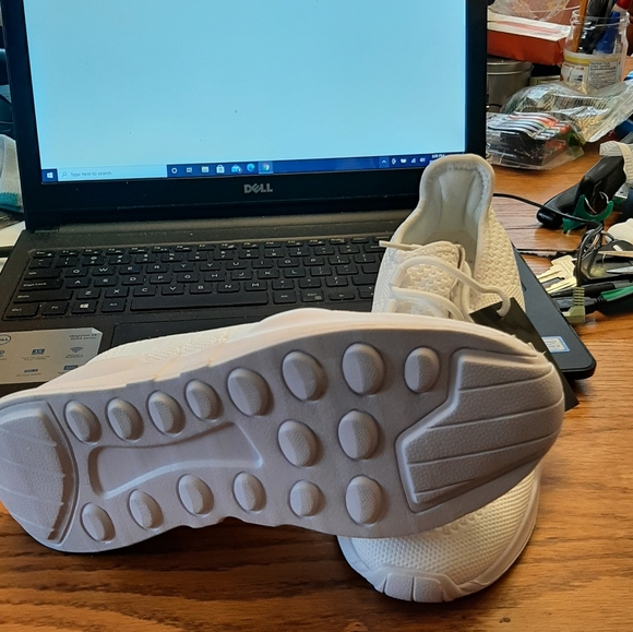 Ladies Sneaker - Picture 2 of 8